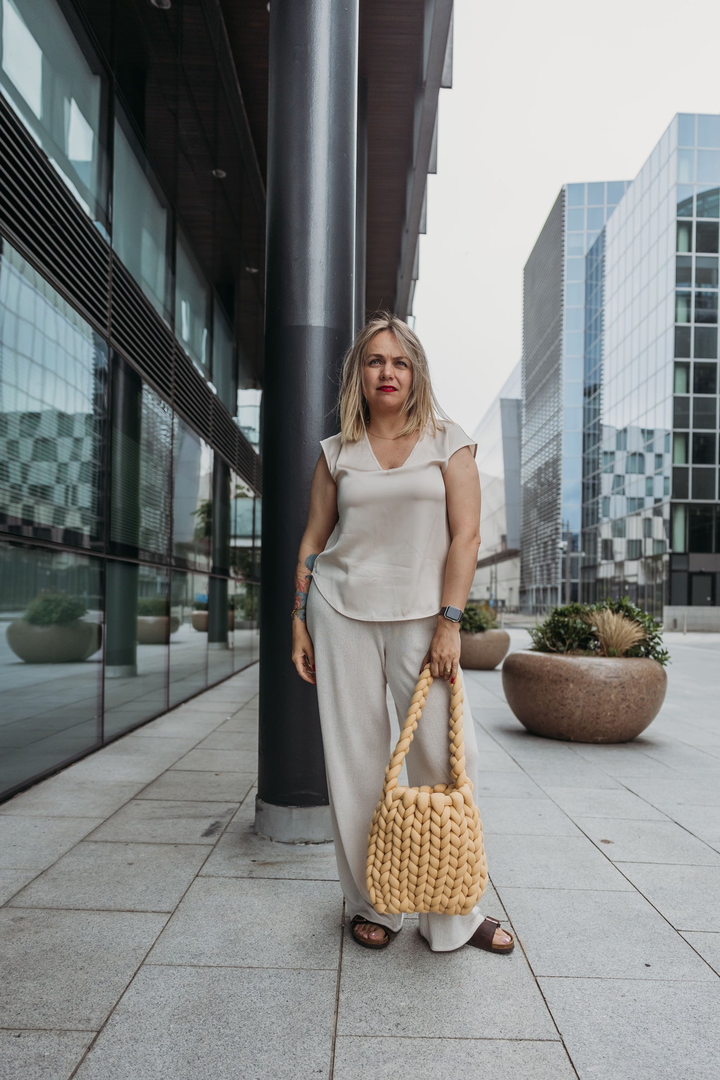 velvet handbag, chunky velvet bag, statement handbag, designer velvet bag, luxury soft bag, handmade velvet bag, unique fashion bag, trendy soft bag, machine washable handbag, elegant evening bag, soft chunky velvet handbag for everyday wear, handmade statement bag with a long handle, luxury machine washable bag for special occasions, unique velvet crossbody bag for women, fashion-forward plush bag with scarf