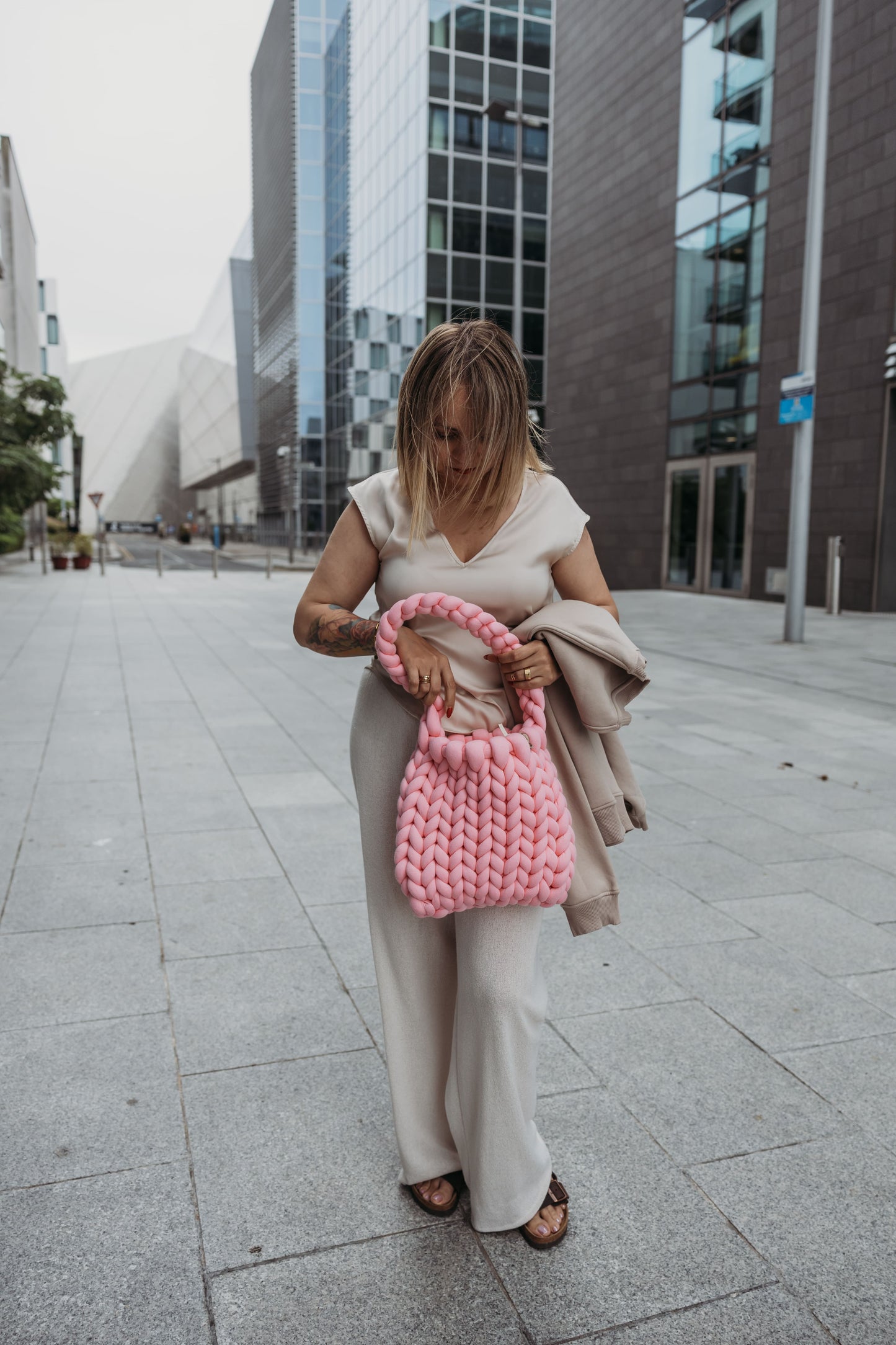 velvet handbag, chunky velvet bag, statement handbag, designer velvet bag, luxury soft bag, handmade velvet bag, unique fashion bag, trendy soft bag, machine washable handbag, elegant evening bag, soft chunky velvet handbag for everyday wear, handmade statement bag with a long handle, luxury machine washable bag for special occasions, unique velvet crossbody bag for women, fashion-forward plush bag with scarf