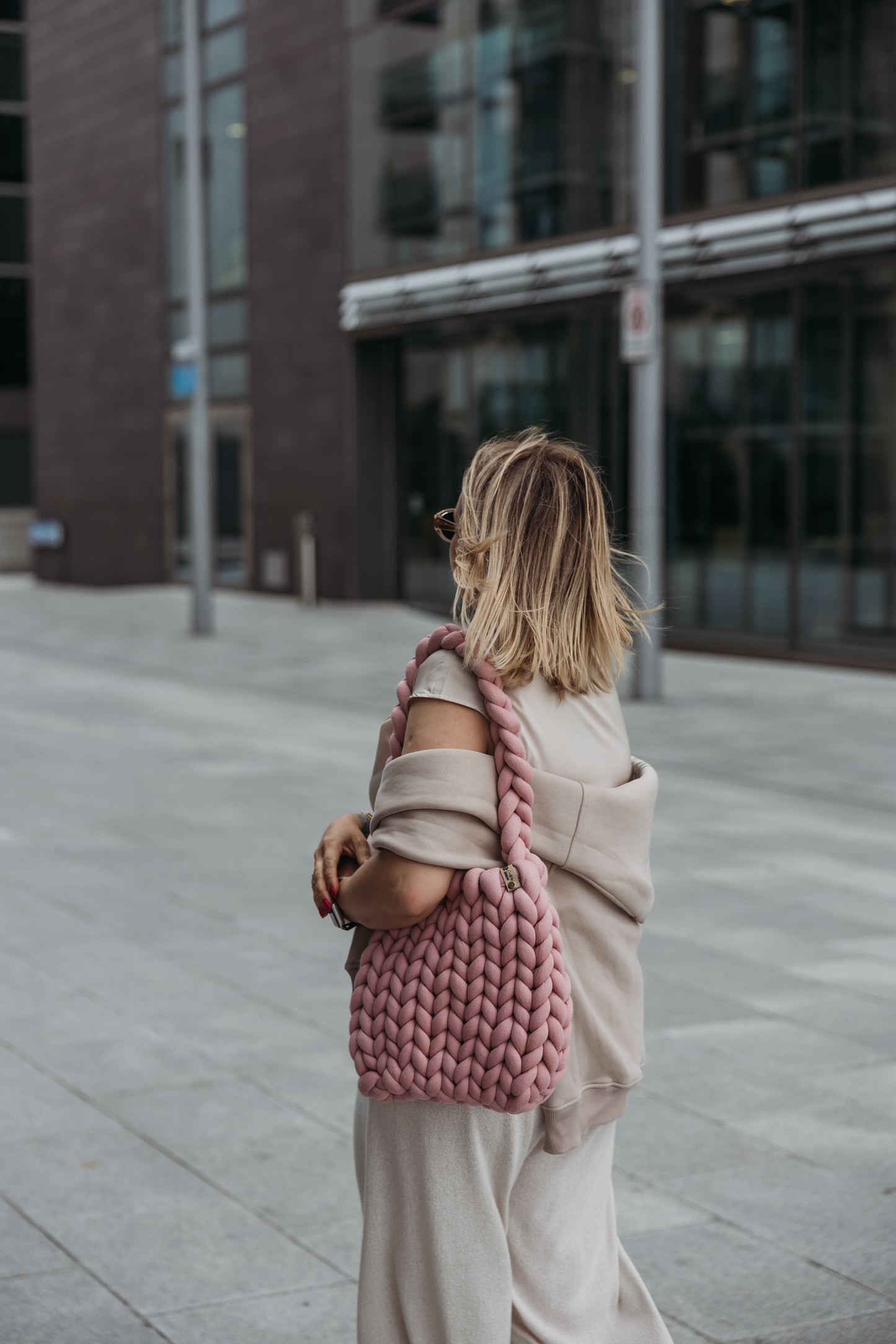 velvet handbag, chunky velvet bag, statement handbag, designer velvet bag, luxury soft bag, handmade velvet bag, unique fashion bag, trendy soft bag, machine washable handbag, elegant evening bag, soft chunky velvet handbag for everyday wear, handmade statement bag with a long handle, luxury machine washable bag for special occasions, unique velvet crossbody bag for women, fashion-forward plush bag with scarf