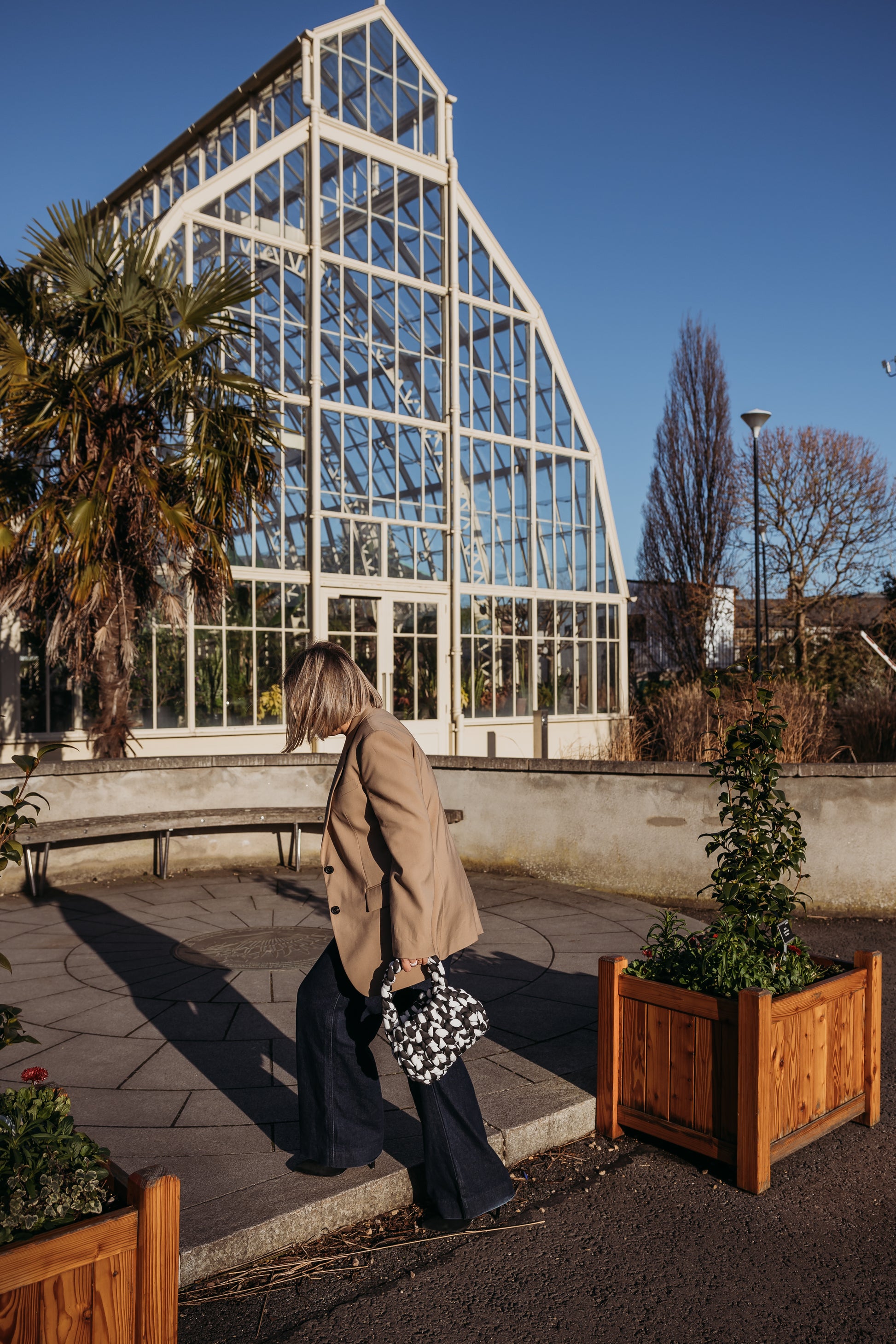 velvet handbag, chunky velvet bag, statement handbag, designer velvet bag, luxury soft bag, handmade velvet bag, unique fashion bag, trendy soft bag, machine washable handbag, elegant evening bag, soft chunky velvet handbag for everyday wear, handmade statement bag with a long handle, luxury machine washable bag for special occasions, unique velvet crossbody bag for women, fashion-forward plush bag with scarf