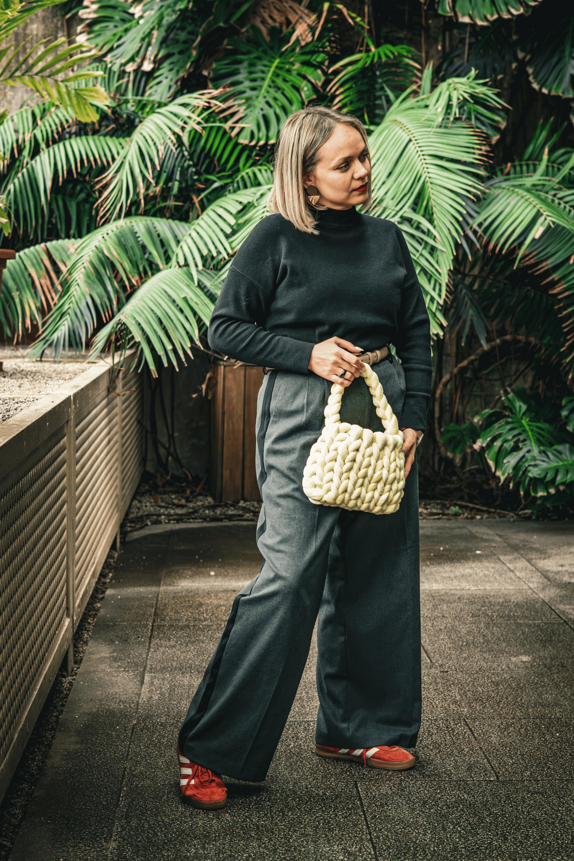 velvet handbag, chunky velvet bag, statement handbag, designer velvet bag, luxury soft bag, handmade velvet bag, unique fashion bag, trendy soft bag, machine washable handbag, elegant evening bag, soft chunky velvet handbag for everyday wear, handmade statement bag with a long handle, luxury machine washable bag for special occasions, unique velvet crossbody bag for women, fashion-forward plush bag with scarf